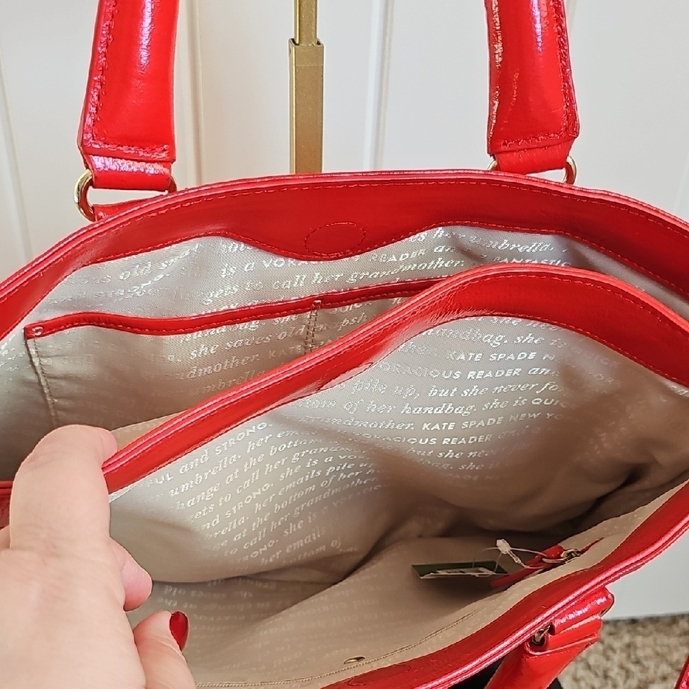 Kate Spade NWOT Fanfare Brette Scarlet Liquid Patent 2-Way Bag Storybook Lining - Picture 11 of 13